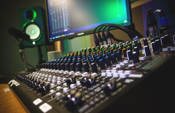 アフレコ・ナレーション収録はお任せください！| 大阪の映像・楽曲・デザイン制作会社・TECH MUSIC WORKS合同会社 